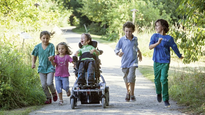 Prieteni cu dezabilitati carucior cu rotile